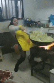 「哥們壓得胳膊都變色了，我要不要叫醒他？」看起來估計很酸爽吧 搞笑整蠱 第15张