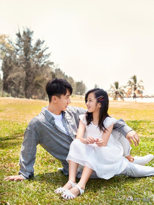 吴尊带女儿现身机场男神真的帅，指路被解读成怒指镜头