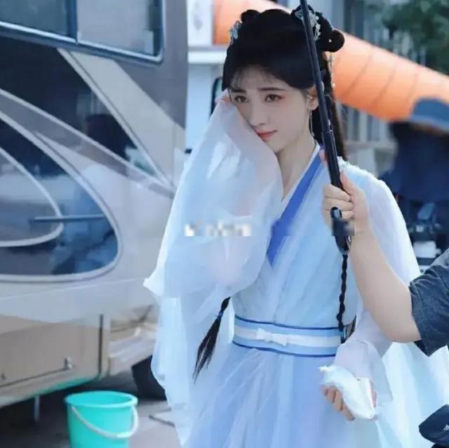 鞠婧祎花戎最新路透，鞠婧祎路透照：高鼻子大粗眉