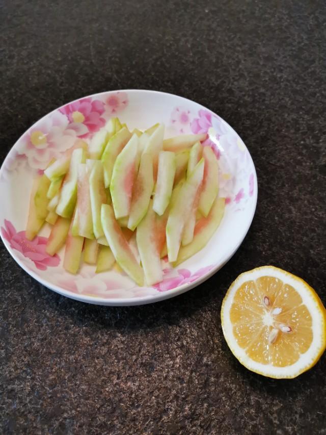 西瓜皮怎么凉拌最好吃，#爽口凉菜，开胃一夏