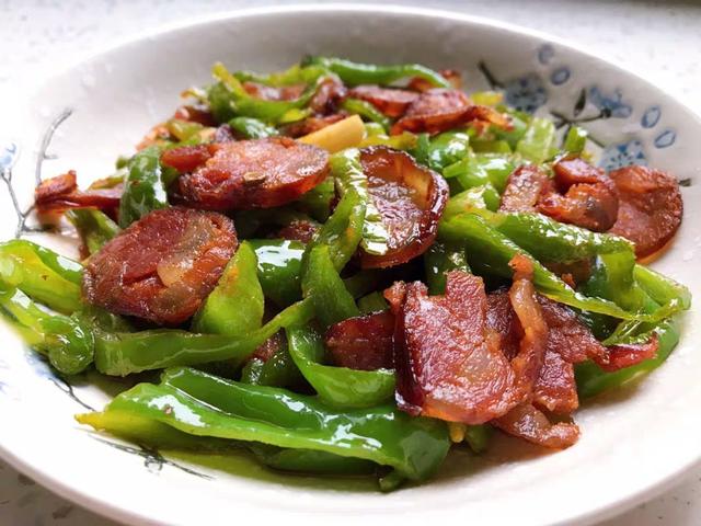四川腊肠的吃法，四川正宗麻辣腊肠的家常做法（川味腊肠不要直接下锅炒）