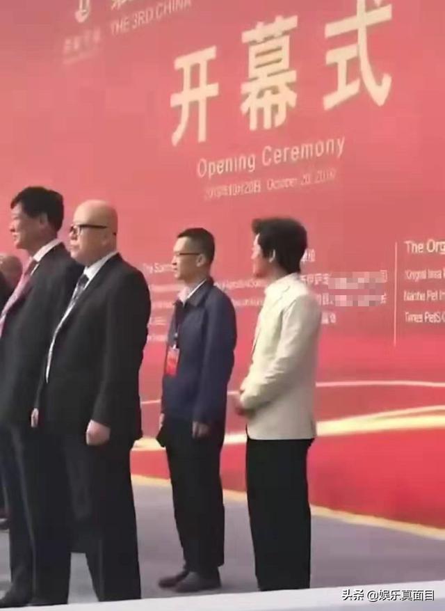 还晒出了一张王宝强在家中的旧照，土掉渣变身帅气男掀起乡村时尚潮