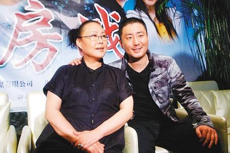 71岁斯琴高娃近况曝光，跟老艺术家聚餐喝酒助兴