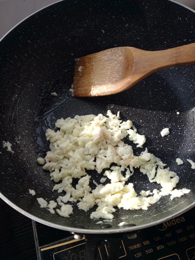 香肠炒饭怎么做，香肠炒饭怎样做（零失败快手又简单的腊肠炒饭）