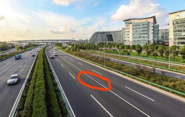 路边白实线变道扣几分，谨慎行驶 告别压线！
