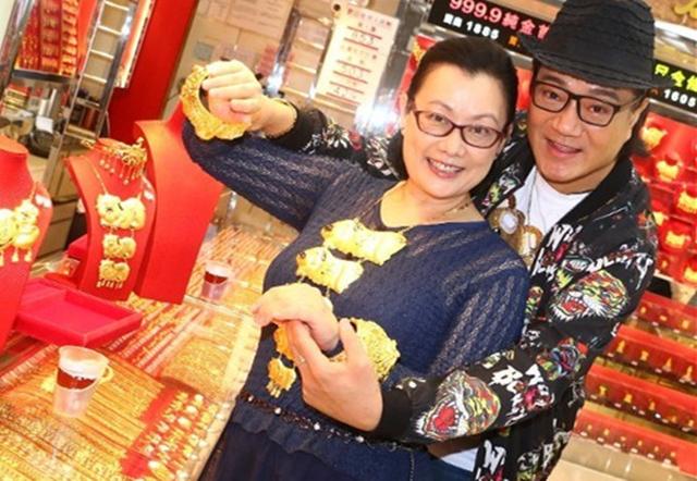 66岁老戏骨萧大陆被曝登记结婚，侯怡君身高（相差23岁被指“父女恋”）