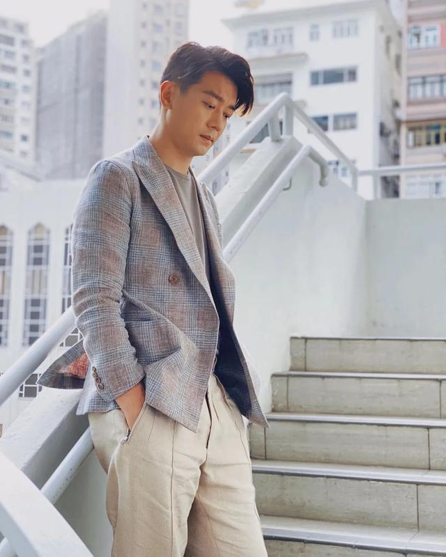 54岁tvb小生近况，54岁TVB肌肉男神晒父子合照