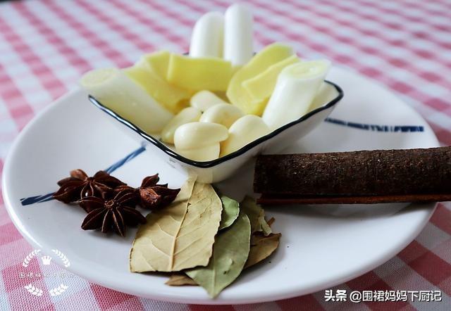 猪肝的煮法与操作，猪肝怎么煮好吃又简单又营养（白水猪肝家常做法）