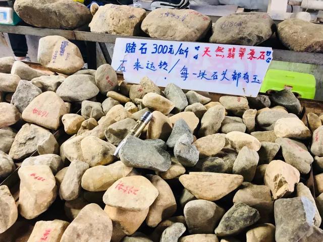 西双版纳江边夜市，西双版纳最火爆的夜市（到西双版纳一定要知道的五件事）