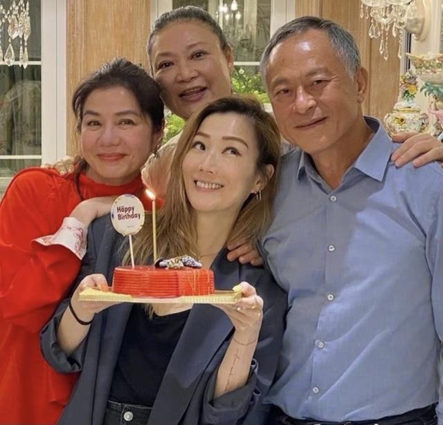鄭秀文鍾楚紅為友人慶生，61歲鍾楚紅眼角皺紋明顯，不服老不行 娛樂八卦吃瓜 第3张