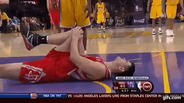 姚明18岁巅峰时期，2米26放哪个时代都无解