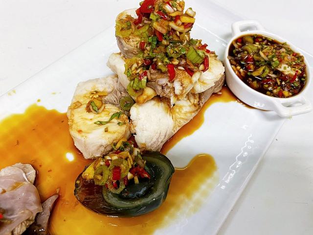 小鲨鱼怎么做好吃，鲨鱼怎么搞才好吃（鲨鱼做菜褪沙很重要）