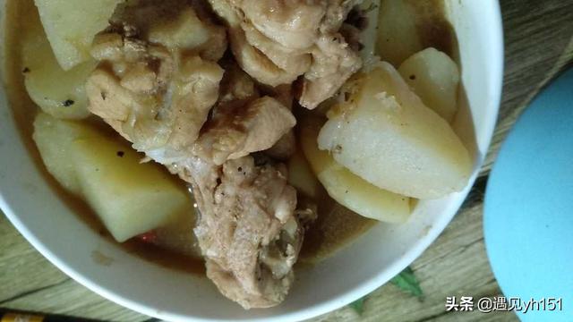 鸡腿炖土豆的家常做法，整块鸡腿炖土豆家常做法