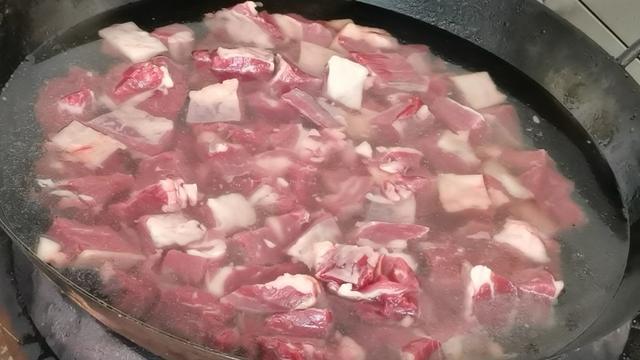 怎么烧红烧牛肉，红烧牛肉怎么做又软又香（红烧牛肉的做法）