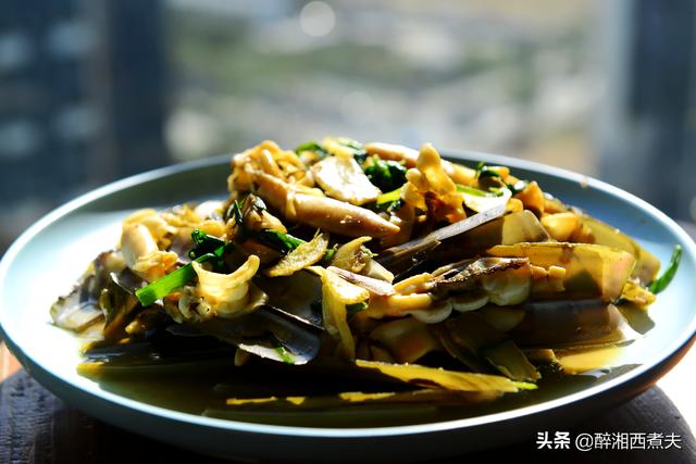 蛏子怎么做才能做出街边小吃的味，肥美的蛏子只需与姜葱简单爆炒