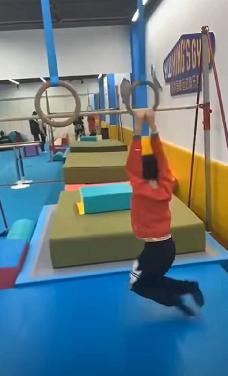 杨云晒三宝贝近照，10岁杨阳洋公主抱妹妹