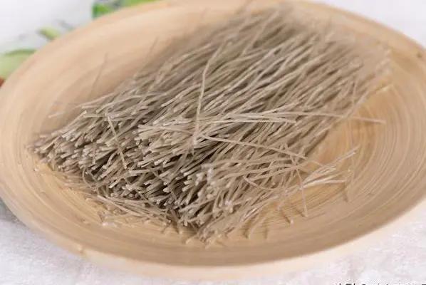 粉条怎么辨别真假，怎样才能辨别粉条的真假（真假粉条难分辨）