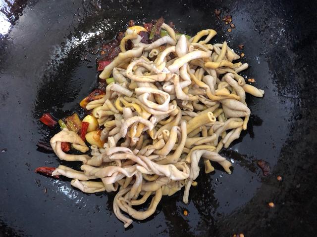 在家自制麻辣鸭肠，自制麻辣鸭肠麻辣鲜香