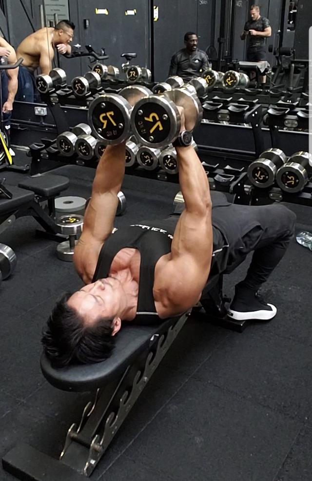 彭于晏肌肉怎么练的，但彭于晏只有一个（彭于晏是如何练肌肉的）