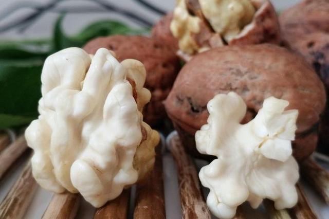 新炒出来的山核桃有什么特点，又鲜又嫩的核桃