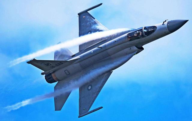 枭龙战斗机对比阵风，单外援对抗满配优势阵容