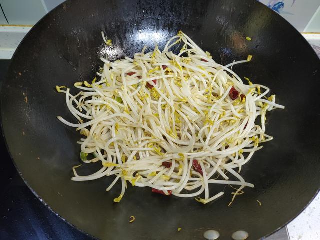 豆芽怎么炒好吃，豆芽怎么炒好吃有诀窍（什么时候放醋是关键）