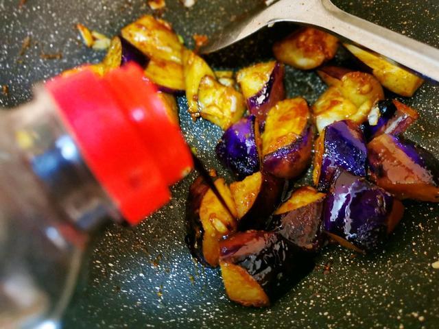 不过油的酱爆茄子家常做法，又馋饭店的酱爆茄子了