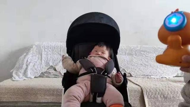 quinny婴儿推车折叠，这是给宝宝的第一辆座驾