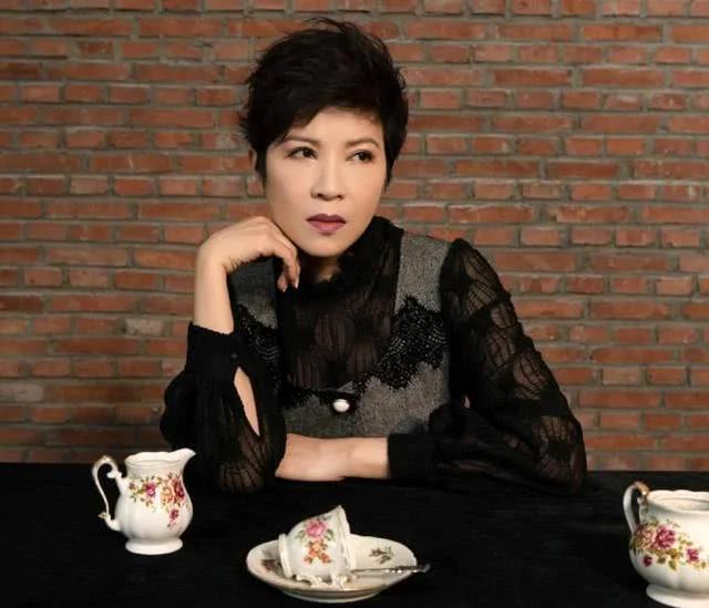 杭天琪在历届春晚演唱，曾9登春晚舞台的西北歌后杭天琪