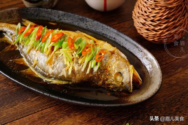 蒸鱼用热水还是冷水，清蒸鱼要开水还是凉水蒸（清蒸鱼冷水还是热水下锅）