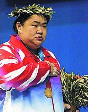 唐功红夺冠韩国队员，舍命举起182.5公斤夺金牌