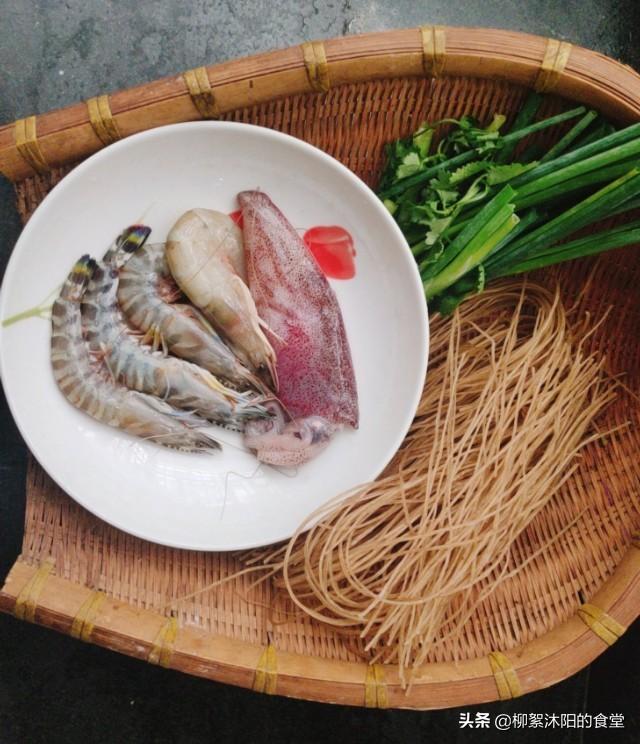 4条大虾1条鱿鱼1把红薯粉条，粉丝大虾最好吃的做法
