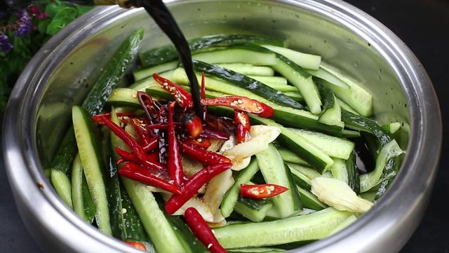 正宗炝黄瓜做法，五分钟教你做“开国第一宴”八大凉菜之一的炝黄瓜