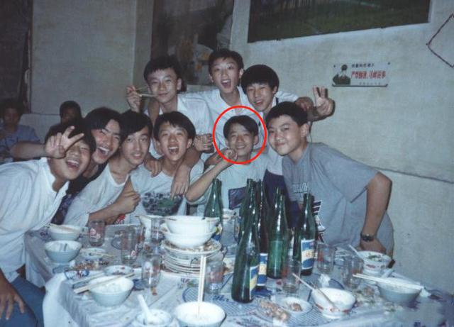 汪小菲今年几岁了，汪小菲聚餐寸头造型显苍老