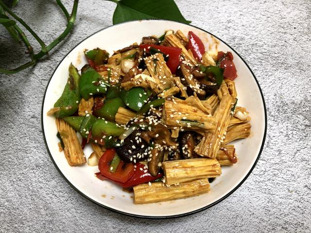 腐竹的泡发方法，泡腐竹的正确方法图解（腐竹切记别用清水泡）