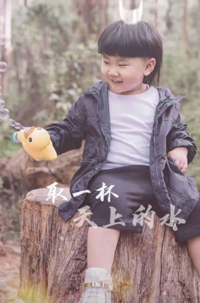 郭德綱老婆王惠慶祝生日，三口人坐c位，繼子郭麒麟卻站角落 娛樂八卦吃瓜 第6张