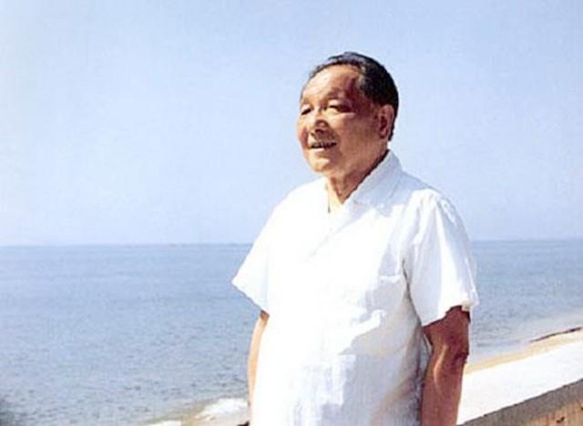 80年代深圳火车站，1991年深圳火车站建成