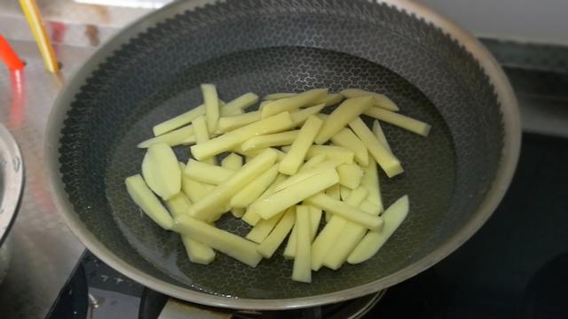 如何炸薯条又酥又脆窍门，炸薯条3个超简单小技巧