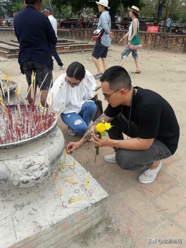 songkran，高调分享与Songkran的合照后