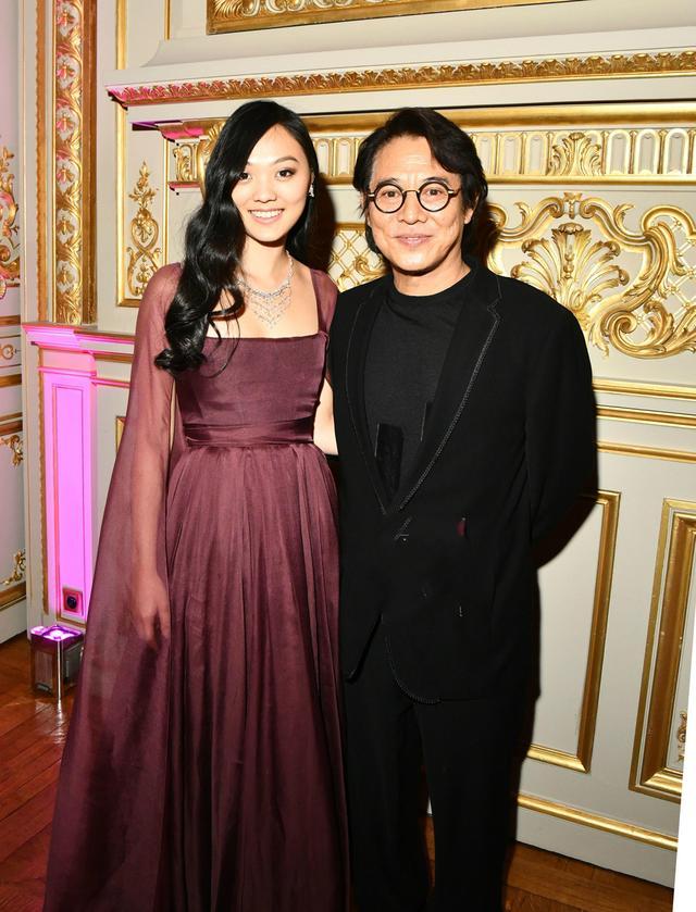 李连杰现在在哪里，功夫巨星李连杰现在哪里生活（与杨紫琼亲密合影感情好）