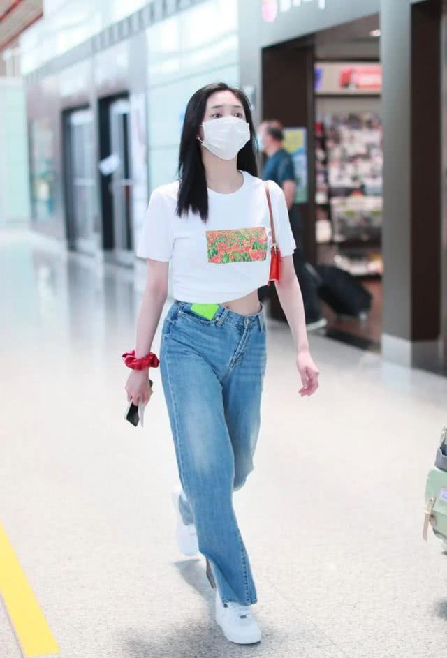 周潔瓊示範少女穿搭！白T配牛仔褲走機場，網友：褲子怎麼歪了？ 娛樂八卦吃瓜 第2张