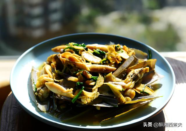 蛏子怎么做才能做出街边小吃的味，肥美的蛏子只需与姜葱简单爆炒