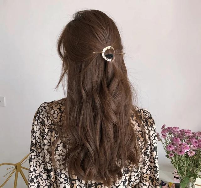 鲨鱼夹已经烂大街，鲨鱼发夹的正确夹法中长发慵懒