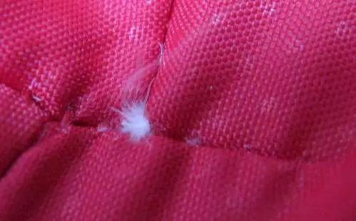 羽绒服钻绒怎么办，刚买的羽绒服里面钻毛怎么办（羽绒服藏了5个“小秘密”）