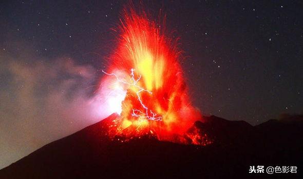 3500米日本火山爆发，日本摄影师不顾危险拍下火山爆发画面