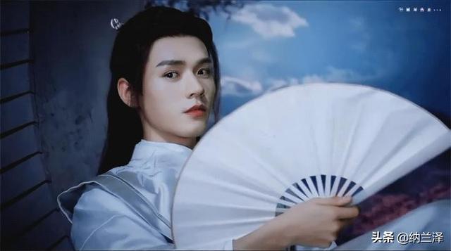 王力宏怎么留大胡子了，留长发衣着邋遢似流浪汉