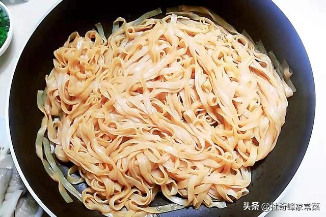 干炒河粉家常做法怎么做，街头美食炒河粉的家庭版做法20年经验厨师告诉你教程/记得收藏