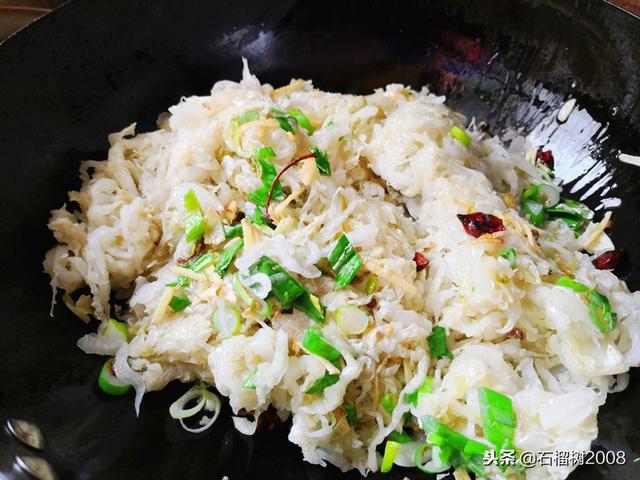 怎么炖酸菜又脆又香，地道东北炖酸菜这样做