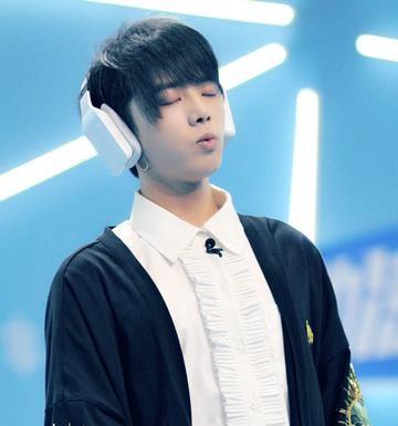 华晨宇女朋友是谁，华晨宇最早的女朋友（男方工作女方甜蜜跟随）