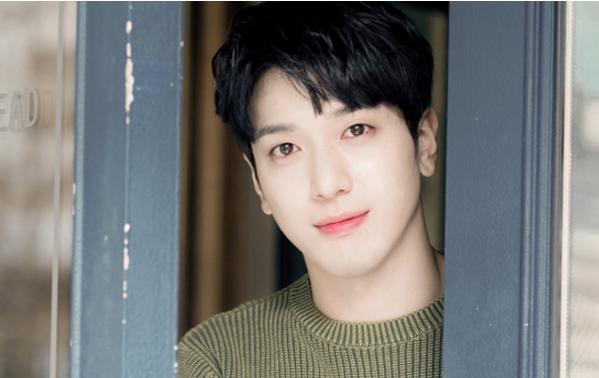 圆脸三七分纹理烫男发型，越来越多男士这样剪